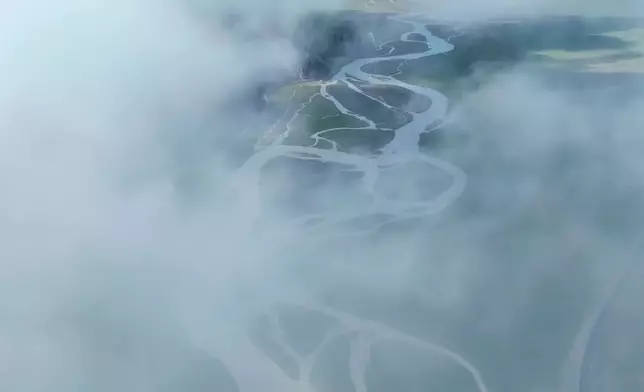 獨庫公路全長561公里，穿越天山山脈，其中三分之一路段懸掛於峭壁之上，五分之一則位於凍土層。CCTV影片截圖