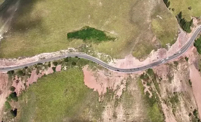 被譽為全國最美公路之一的新疆維吾爾自治區獨庫公路，周一在經歷去年冬季季節性關閉後，已重新開放通車。CCTV影片截圖