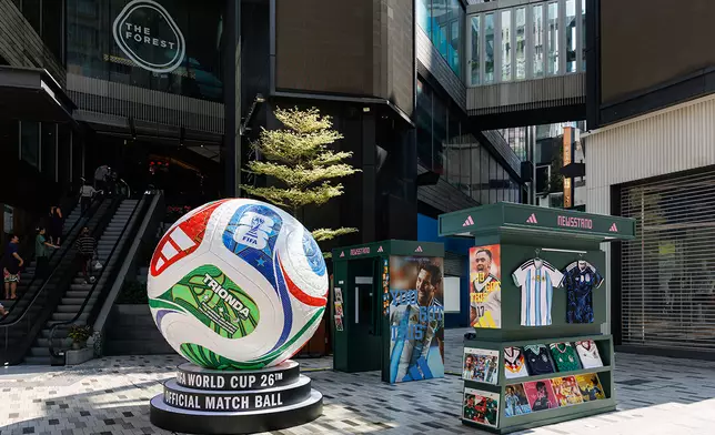 旺角 THE FOREST 地下廣場展示的 2.5 米巨型 FIFA 世界盃 26 官方足球裝置與復古小報攤