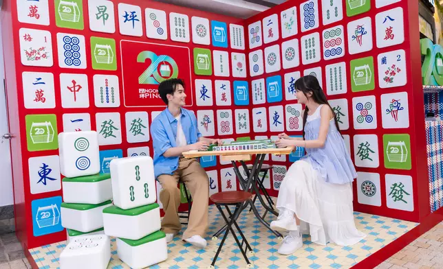 為慶祝二十週年，昂坪市集上設置的「麻雀」主題打卡裝置。昂坪360供圖