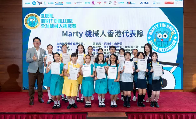 普斯特有限公司創辦人兼行政總裁 許佩珊女士與Marty機械人香港代表隊合照。