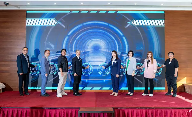 普斯特有限公司創辦人兼行政總裁許佩珊女士（右四）帶領一眾主禮嘉賓正式啟動香港機器人義工隊協會。