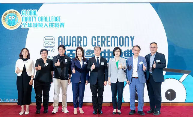 主禮嘉賓左起：香港道教聯合會純陽小學 蔡華媚校長、亞洲教育科技高峰會香港分會副主席 朱可儀、路邦科技（Roborn）聯合創始人及技術總監 麥騫譽博士、普斯特有限公司創辦人兼行政總裁 許佩珊、創新科技署製造及生產線「升」級支援先導計劃委員會主席張益麟、香港青年協會總幹事 徐小曼、香港教育工作者聯會總監 陳陸安、香港中文大學校友會聯會張煊昌中學 梁國豪校長
