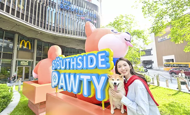 位於露天廣場的 2 米高巨型柴犬裝置