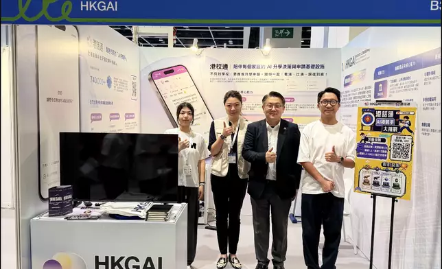 香港生成式人工智能研發中心首席產品戰略官陳迪源（右二）與中心職員在場推廣「港校通」新功能。