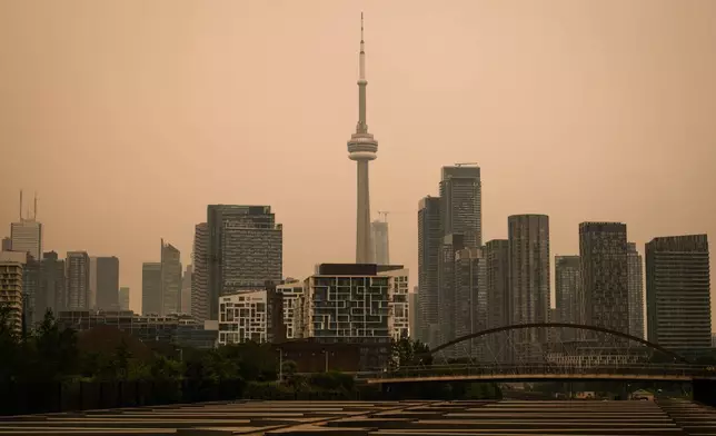 2026年7月15日周三，多倫多市被山火濃煙籠罩，加拿大國家電視塔入鏡。(Laura Proctor/加拿大通訊社圖片/美聯社) AP圖片