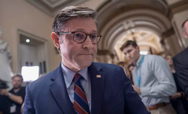 路易斯安那州共和黨籍眾議院議長約翰遜，在完成一系列關於美國總統特朗普優先事項的投票後，離開華盛頓國會山莊，未有回應記者提問。2026年7月22日周三。(美聯社圖片/J. Scott Applewhite) AP圖片