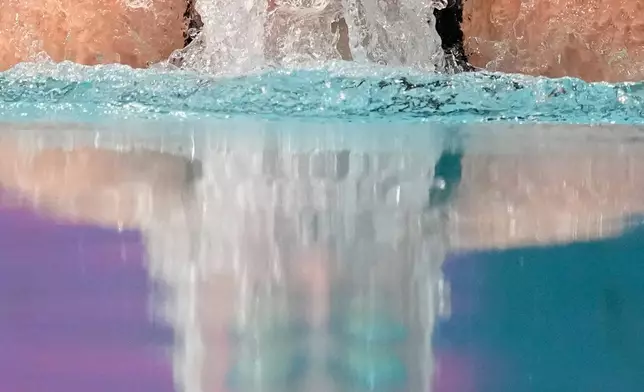 南非選手奧利維亞·內爾在蘇格蘭格拉斯哥舉行的英聯邦運動會女子100米蛙泳準決賽中競賽。攝於2026年7月25日周六。(美聯社圖片/Manish Swarup) AP圖片