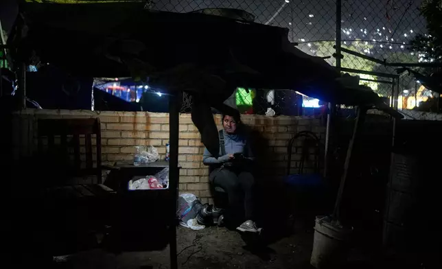 埃斯特法尼·蘭達埃斯坐在臨時帳篷內，該帳篷靠近她因地震倒塌的建築物而失去兩名子女、母親、兄弟及侄兒的區域。攝於2026年7月21日周二，委內瑞拉拉瓜伊拉。(美聯社圖片/Ariana Cubillos) AP圖片