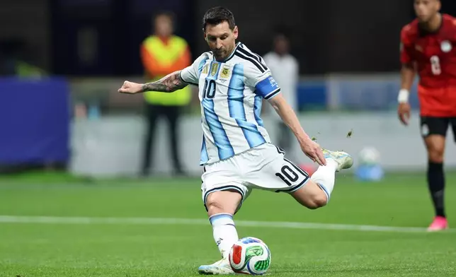 2026年7月7日周二，阿根廷球員美斯在亞特蘭大舉行的世界盃十六強賽中射失罰球，未能入球。 (美聯社圖片/Colin Hubbard) AP圖片