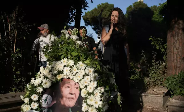 黎巴嫩貝魯特，2026年7月24日周五，一名哀悼者在烈士墓園的葬禮上，於岡本公三的墓旁獻上花圈致敬。岡本公三是日本赤軍前成員，周四逝世，享年78歲。(美聯社圖片/Hassan Ammar) AP圖片