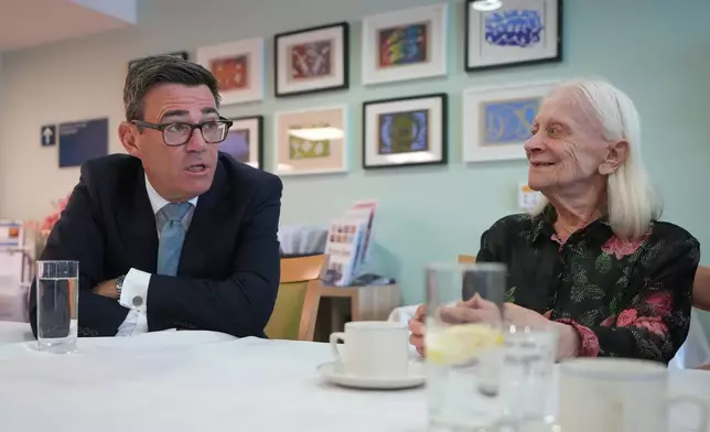 英國首相安迪·伯納姆周三（2026年7月29日）在倫敦一間護理院視察期間，與一名院友交談。(美聯社圖片/Kirsty Wigglesworth, Pool) AP圖片