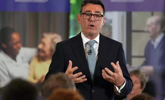 英國首相安迪·伯納姆周三（2026年7月29日）在倫敦一間護理院視察期間，與院友、護理人員、義工及社會護理持份者交談。(美聯社圖片/Kirsty Wigglesworth, Pool) AP圖片