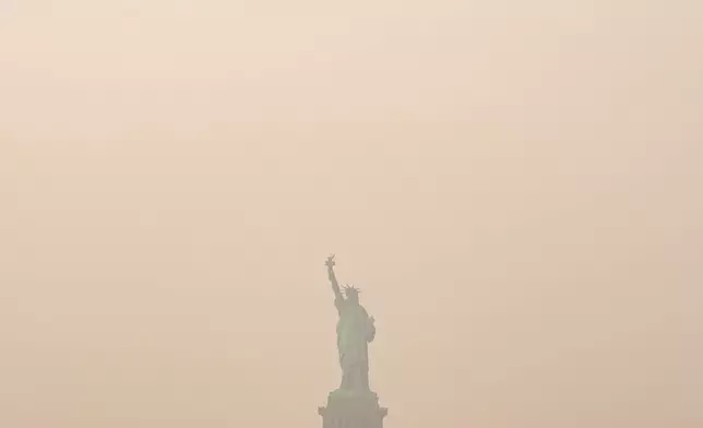 從史泰登島渡輪拍攝的自由神像，山火煙霧籠罩紐約天空。2026年7月16日周四。(美聯社圖片/Yuki Iwamura) AP圖片