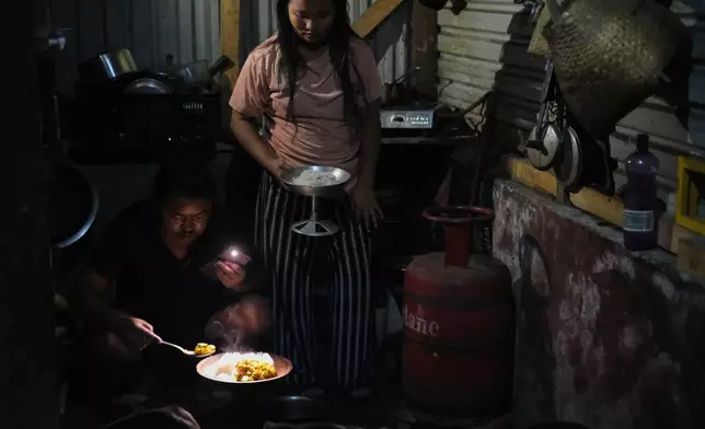 32歲的Tovi Murru與妻子Atoshi Ayemi周一（2026年7月6日），在印度東北部那加蘭邦首府科希馬的廚房內，在一個空的石油氣罐旁上菜。(美聯社圖片/Yirmiyan Arthur) AP圖片