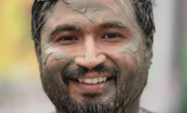 來自印度的Shyam Vasvani全身沾滿泥漿，在2026年7月25日周六，南韓保寧一個海灘附近的保寧泥漿節期間擺姿勢拍照。(美聯社圖片/Lee Jin-man) AP圖片