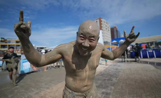 南韓的Ryan Kang全身沾滿泥漿，在2026年7月25日周六，南韓保寧一個海灘附近的保寧泥漿節期間擺姿勢拍照。(美聯社圖片/Lee Jin-man) AP圖片
