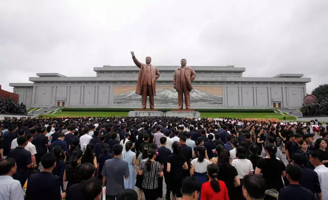 周三（2026年7月8日）在平壤萬壽台，民眾為紀念金日成逝世32周年，向已故領袖金日成及金正日雕像致敬。(美聯社圖片/Jon Chol Jin) AP圖片