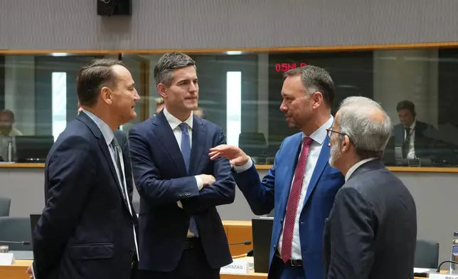 左起：波蘭外交部長西科爾斯基、荷蘭外交部長貝倫森、比利時外交部長普雷沃及葡萄牙外交部長蘭熱爾，在布魯塞爾出席歐盟外長圓桌會議。攝於2026年7月13日周一。(美聯社圖片/Marius Burgelman) AP圖片