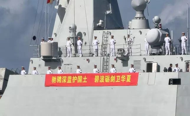 艦艇抵達時，軍艦上的士兵亦向岸邊揮手回應，場面熱鬧。巴士的報記者攝