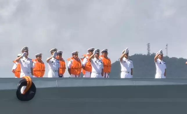 艦艇抵達時，軍艦上的士兵向岸邊揮手回應，場面熱鬧。巴士的報記者攝。
