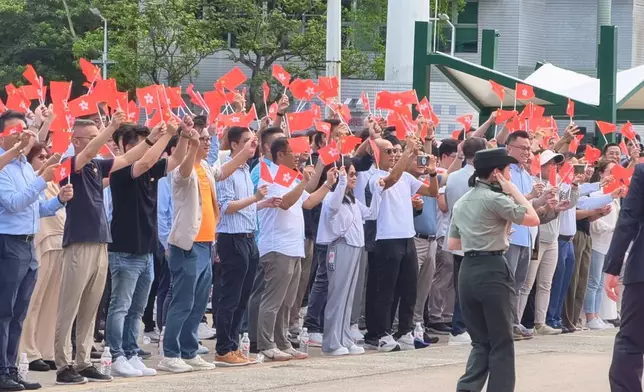 在場有市民舉旗熱烈歡迎軍艦來港。巴士的報記者攝