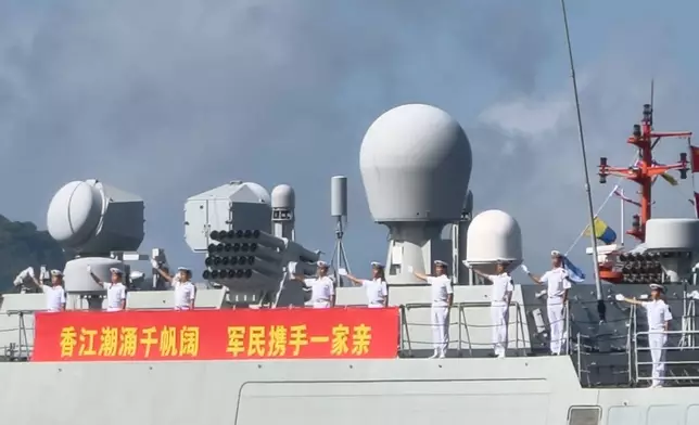 艦艇抵達時，軍艦上的士兵亦向岸邊揮手回應，場面熱鬧。巴士的報記者攝