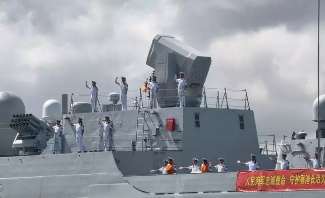 艦艇抵達時，軍艦上的士兵向岸邊揮手回應，場面熱鬧。巴士的報記者攝