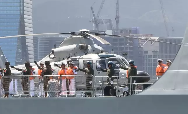 艦艇抵達時，軍艦上的士兵亦向岸邊揮手回應，場面熱鬧。巴士的報記者攝