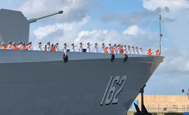 艦艇抵達時，軍艦上的士兵亦向岸邊揮手回應，場面熱鬧。巴士的報記者攝