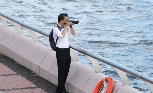 一早已有市民在維港海旁用相機捕捉艦隊的身影。巴士的報記者攝