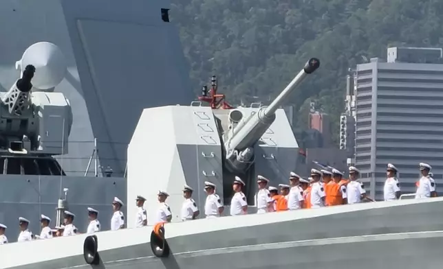 艦艇抵達時，軍艦上的士兵亦向岸邊揮手回應，場面熱鬧。巴士的報記者攝