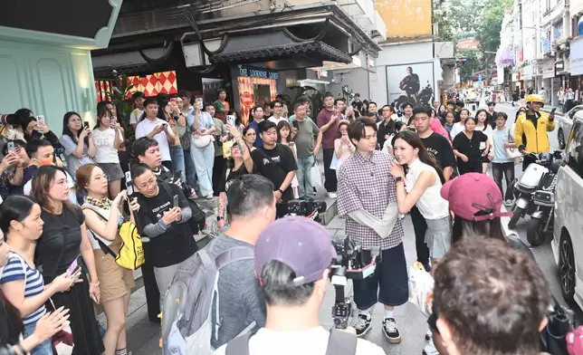 落區派傳單引來大批粉絲包圍，場面墟冚。