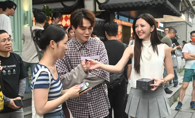 VIP門票秒殺後即場加推少量，兩人興奮感謝歌迷支持。