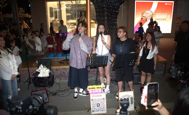 Jinny首次街頭演出勁驚，但大讚近距離互動有趣。