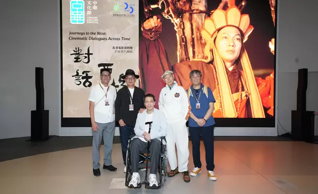 左起：特技導演馬賢良、美術指導梁華生、副導演李健仁、演員羅家英、統籌曹敬文