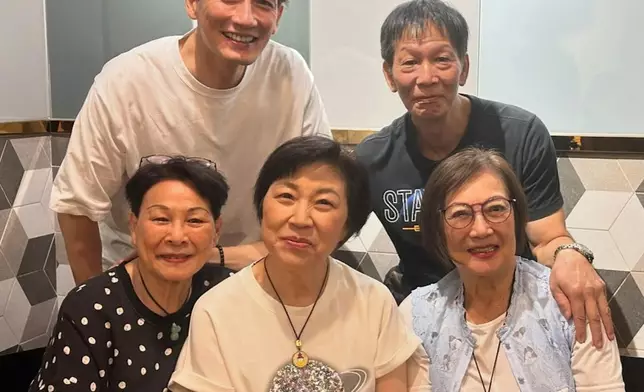 90年代末淡出幕前移居海外。