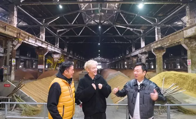 齊齊參觀宜賓白酒廠。