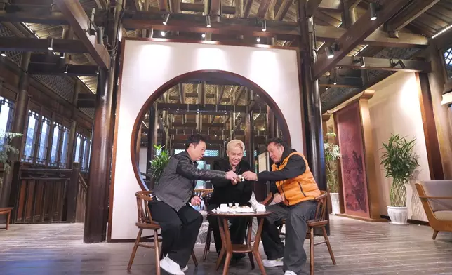 難得把酒言歡，自然真情流露。
