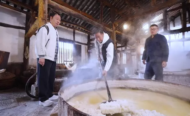 親身體驗完整採鹽過程。
