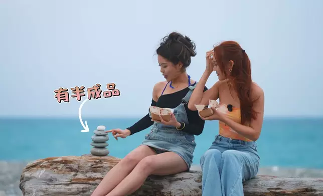 二人成功疊起7層石仔，代表友誼永固。