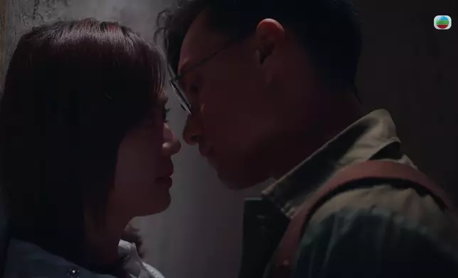 呢幕後巷錫錫戲唔單止浪漫，仲呼應番佢爹哋媽咪啟華哥同貝安琪嘅定情一吻。