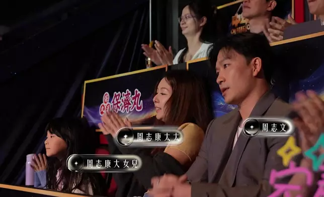 周志康唱歌時，背後螢幕出現多張兄弟照片，哥哥周志文感動到喊。