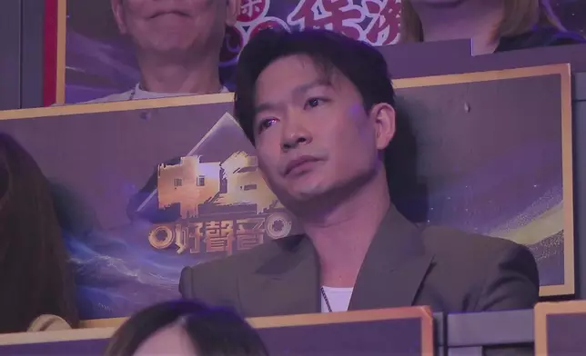 周志康唱歌時，背後螢幕出現多張兄弟照片，哥哥周志文感動到喊。