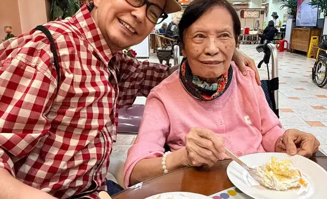 賈思樂笑言明年擺90大壽，余慕蓮開懷大笑。