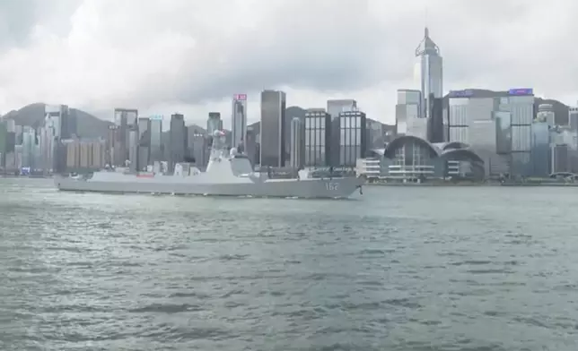 由解放軍海軍導彈驅逐艦南寧艦、導彈護衛艦衡陽艦組成的編隊，今天(7月2日)上午抵達香港。AP影片截圖