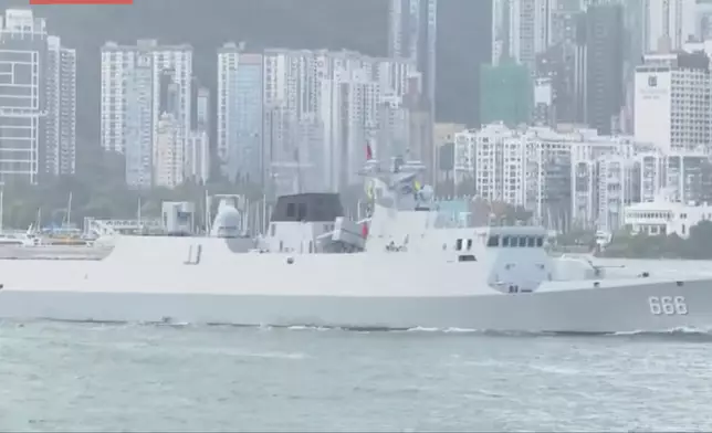 由解放軍海軍導彈驅逐艦南寧艦、導彈護衛艦衡陽艦組成的編隊，今天(7月2日)上午抵達香港。AP影片截圖