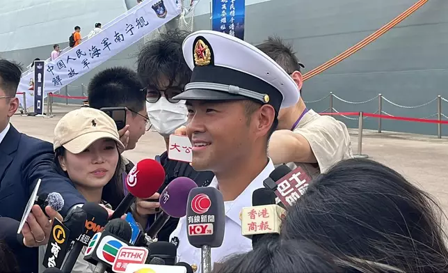 海軍衡陽艦軍士殷俊表示，首次隨艦來港感受到香港市民的熱情，亦提及編隊曾在亞丁灣護航任務中與掛有國旗及區旗的香港商船互動。巴士的報記者攝