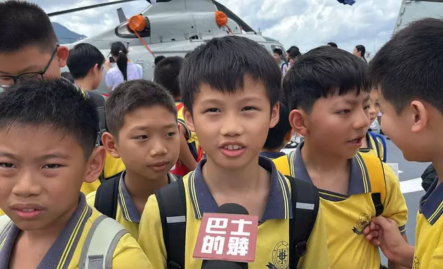 陳同學(中)在南寧艦甲板參觀後，對艦上的魚雷及垂直發射導彈裝置印象深刻，並表示未來有興趣投身海軍工作。巴士的報記者攝