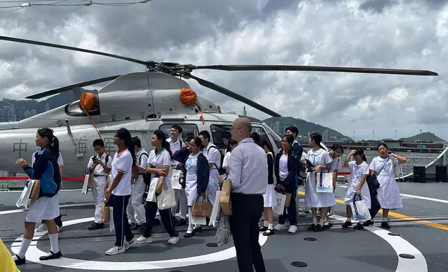 中小學生登南寧艦、衡陽艦近觀「中華神盾」感興奮。巴士的報記者攝